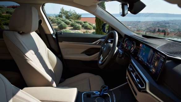Front seats BMW i4 G26 2021 interior 