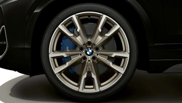 M Sport brake BMW X2 M35i (F39) Sapphire Black metallic close-up wheel