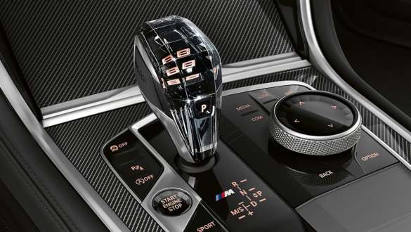 Gear lever with 'CraftedClarity' glass application BMW M850i xDrive Coupé G15 LCI Facelift 2022 BMW M850i xDrive Coupé G15 LCI Facelift 2022 interior detail shot gear lever with 'CraftedClarity' glass application