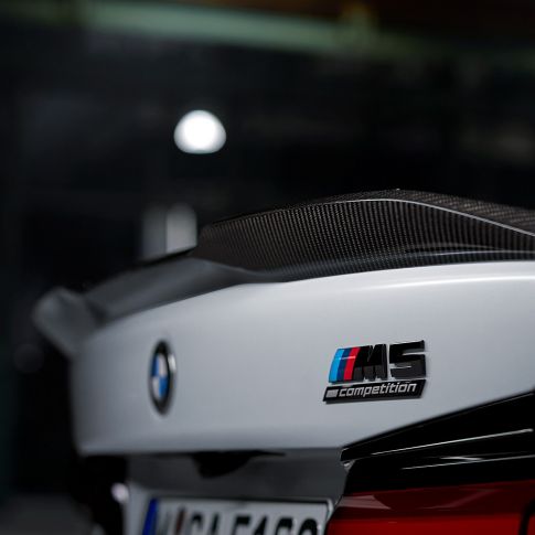 M Performance rear spoiler Pro carbon fibre close-up BMW M Performance Parts M Performance rear spoiler Pro carbon fibre close-up