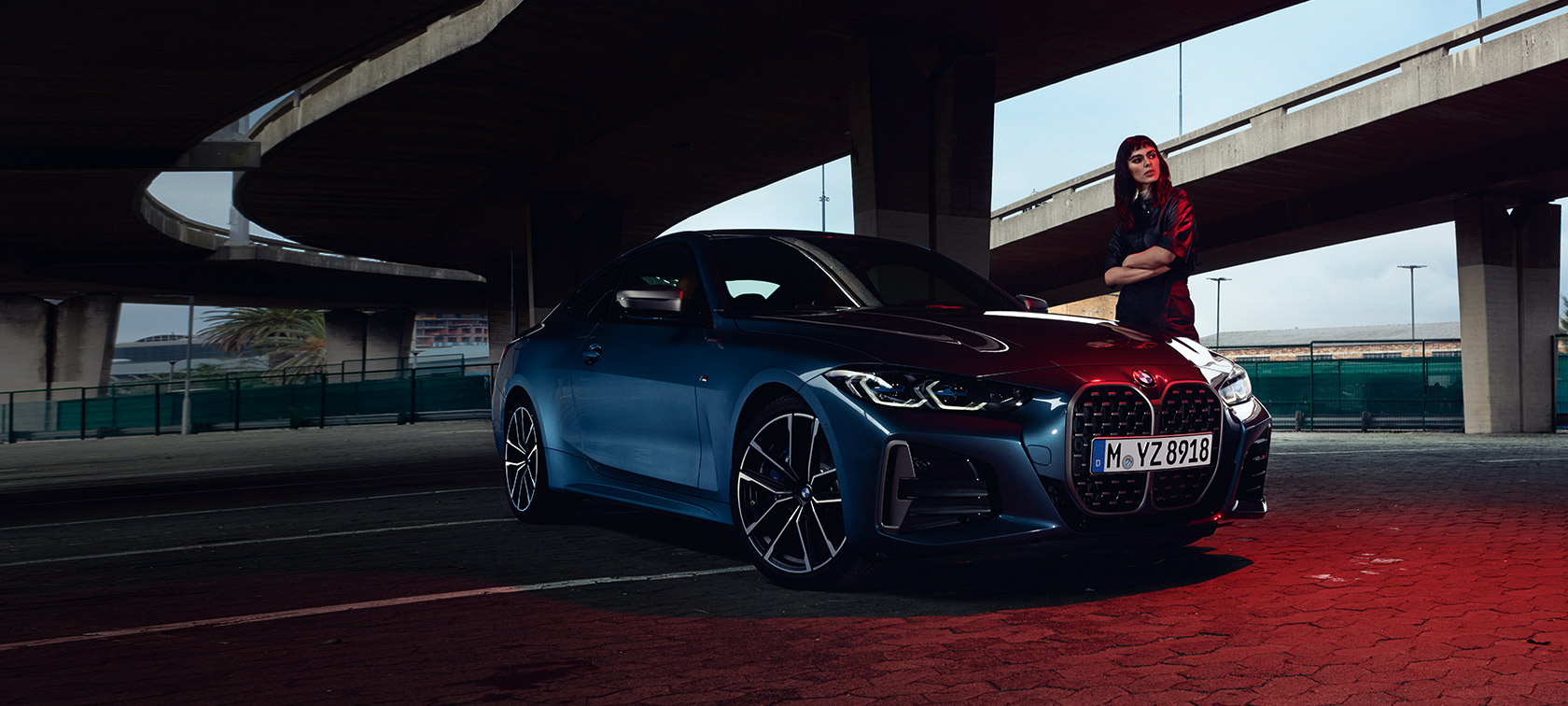 BMW 4 Series Coupé G22 2020 Arctic Race Blue metallic three-quarter front view with model 