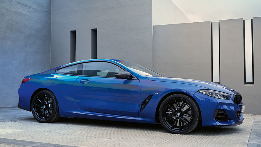 MW 8er Coupé (G15) three-quarter front view standing MW 8er Coupé (G15) three-quarter front view standing