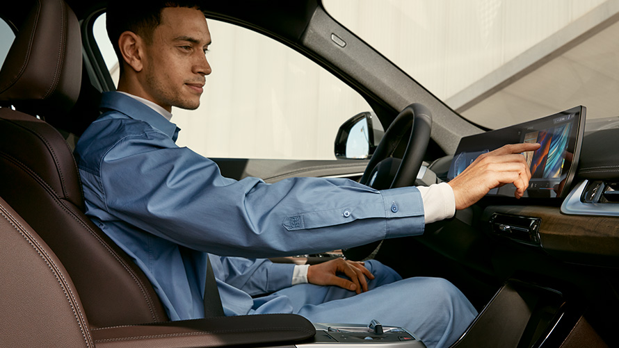 BMW iX1 U11 BEV interior touch operation BMW iX1 U11 BEV interior driver touch operation Curved Display
