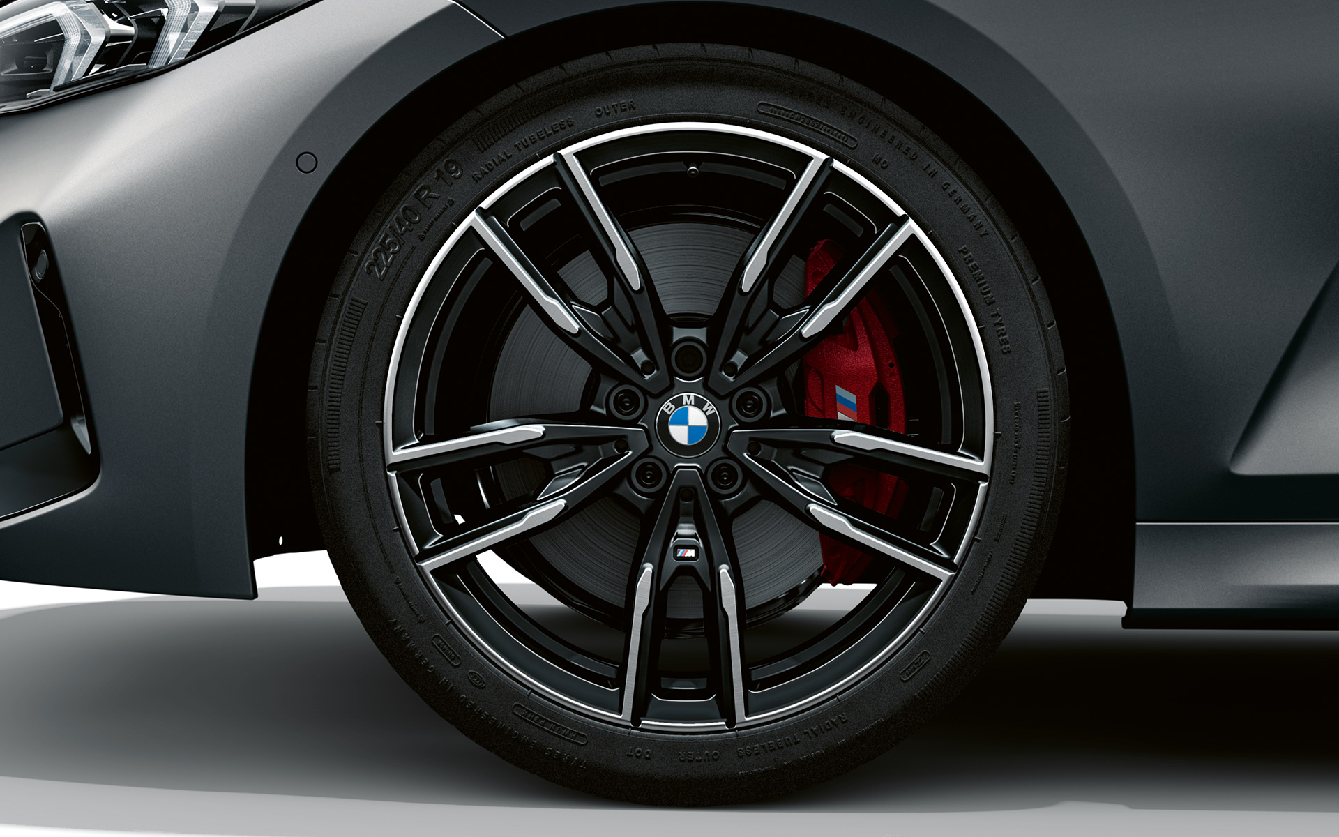 BMW M340i xDrive Sedan G20 BMW Individual Frozen Pure Grey metallic 19'' M light alloy wheels in Double-spoke 792 M Bicolour Jet Black close-up