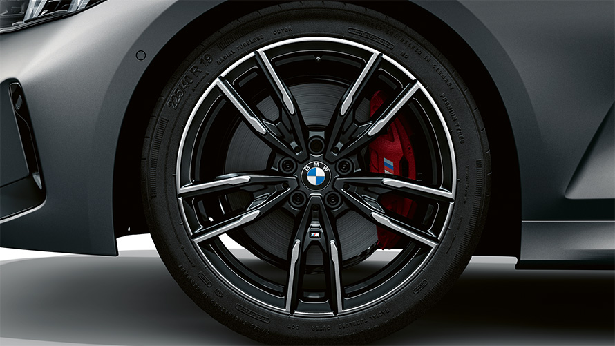 BMW M340i xDrive Sedan G20 BMW Individual Frozen Pure Grey metallic 19'' M light alloy wheels Double-spoke style 792 M Bicolour Jet Black close-up