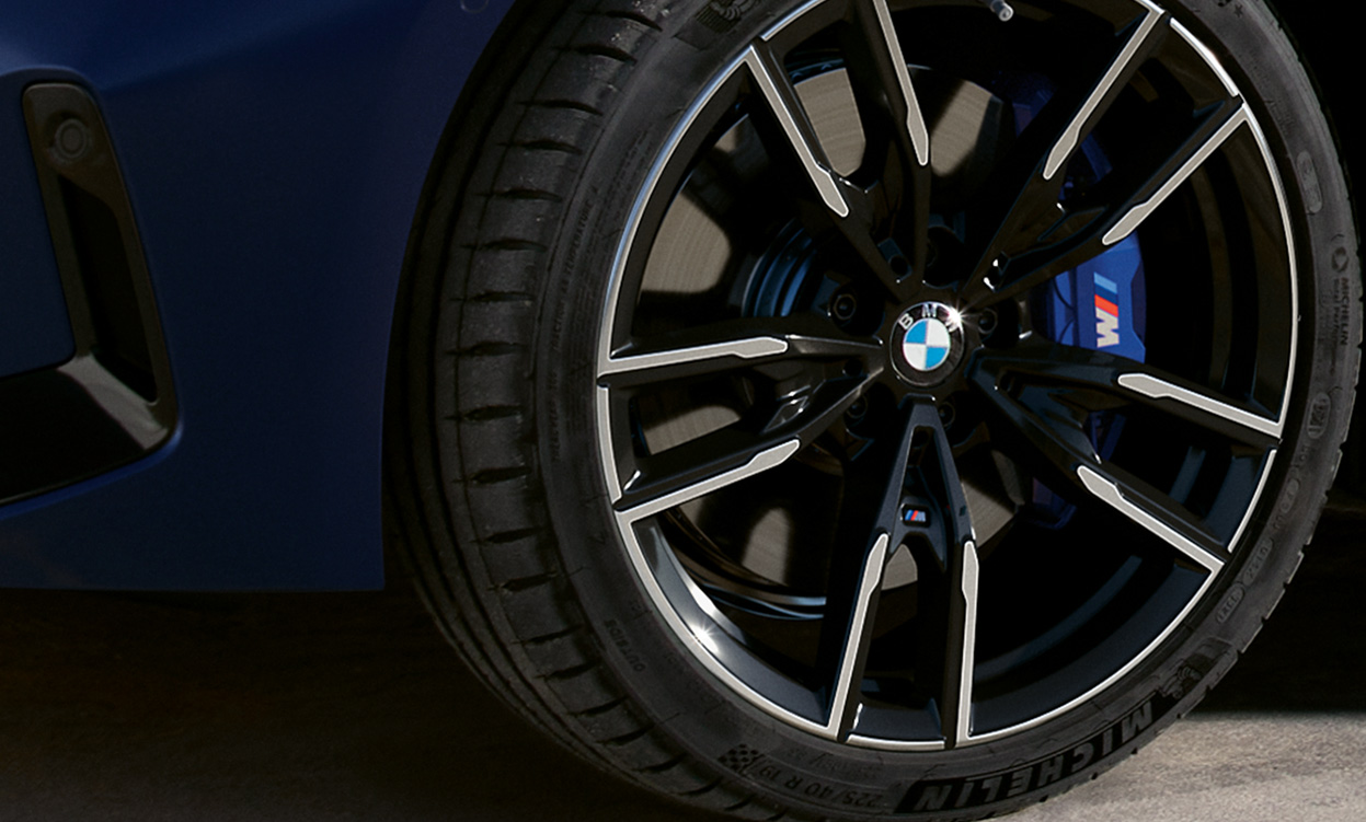 BMW M340i xDrive Touring G21 Frozen Tanzanite Blue 19'' M light alloy wheels close-up