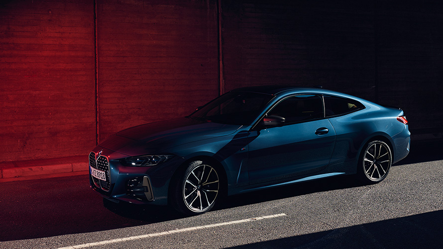 BMW M440i xDrive Coupé G22 2020 Arctic Race Blue metallic three-quarter front view in motion