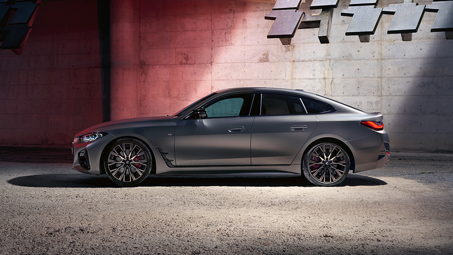 BMW M440i xDrive Gran Coupé G26 2021 side view BMW M440i xDrive Gran Coupé G26 2021 Frozen Pure Grey metallic side view in front of wall