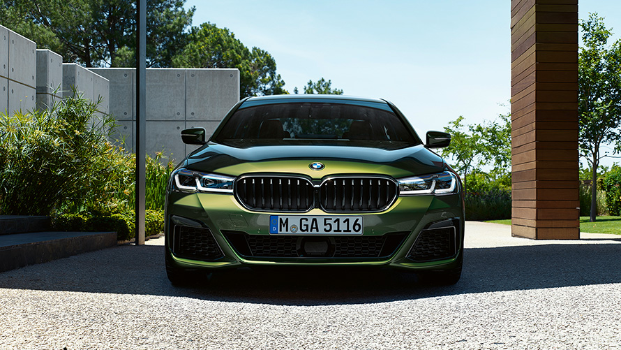 BMW M550i xDrive Sedan G30 LCI Facelift 2020 BMW Individual Verde Ermes metallic front view 