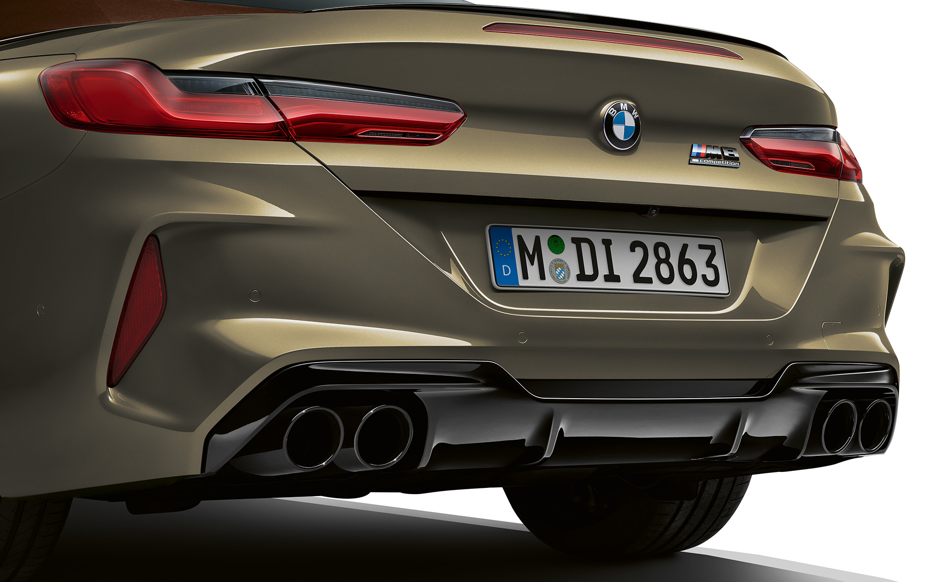 BMW M8 Competition Convertible F91 LCI Facelift 2022 BMW Individual Brass metallic rear view close-up