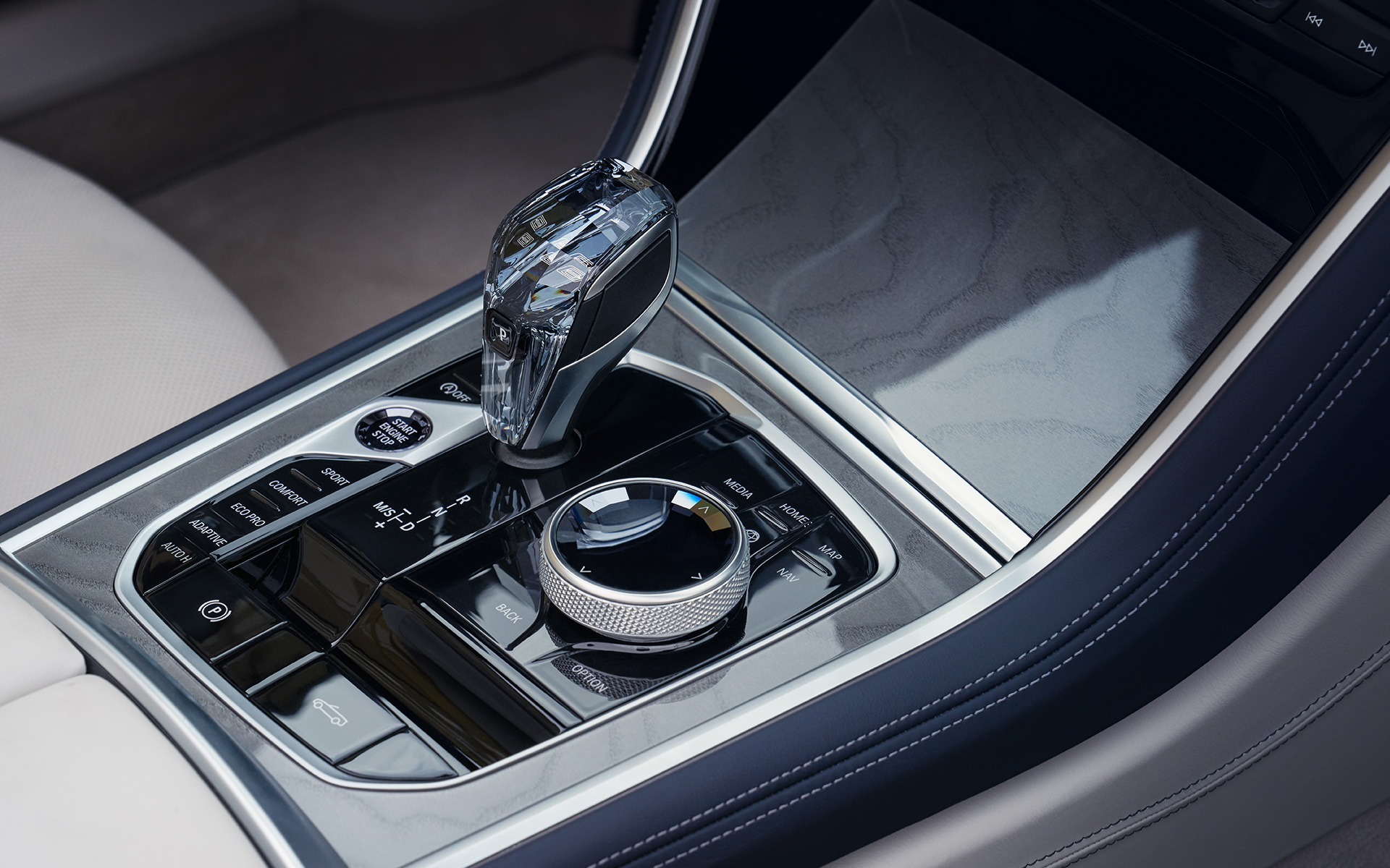 BMW M850i xDrive Convertible G14 LCI Facelift 2022 gear selector with glass application 'CraftedClarity' close-up