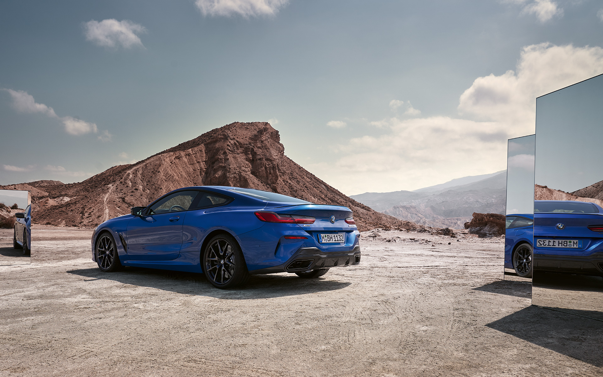 BMW M850i xDrive Coupé G15 LCI Facelift 2022 M Portimao Blue metallic rear view standing with mirrors