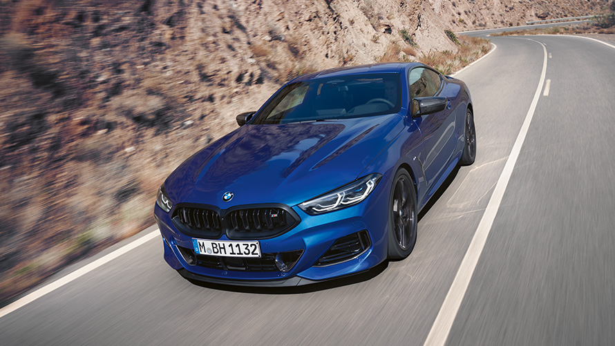 Three-quarter front view BMW M850i xDrive Coupé G15 LCI Facelift 2022 BMW M850i xDrive Coupé G15 LCI Facelift 2022 M Portimao Blue metallic three-quarter front view driving