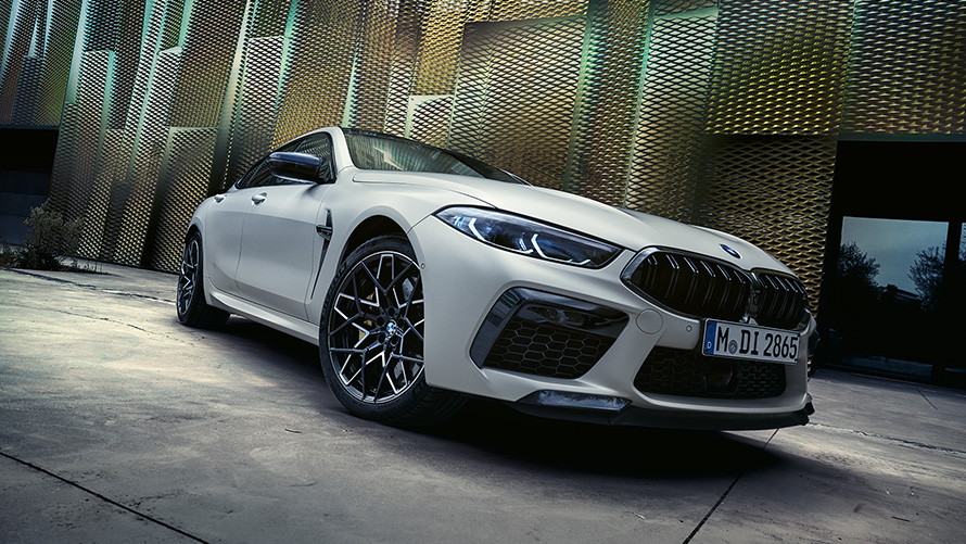 BMW M8 Competition Gran Coupé F93 LCI Facelift 2022 BMW Individual Frozen Brilliant White metallic three-quarter front view low-angle shot