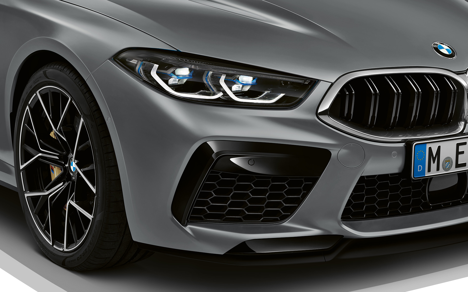 M front apron BMW M8 Gran Coupé F93 LCI Facelift 2022 BMW M8 Gran Coupé F93 LCI Facelift 2022 BMW Individual Frozen Pure Grey metallic M front apron close-up