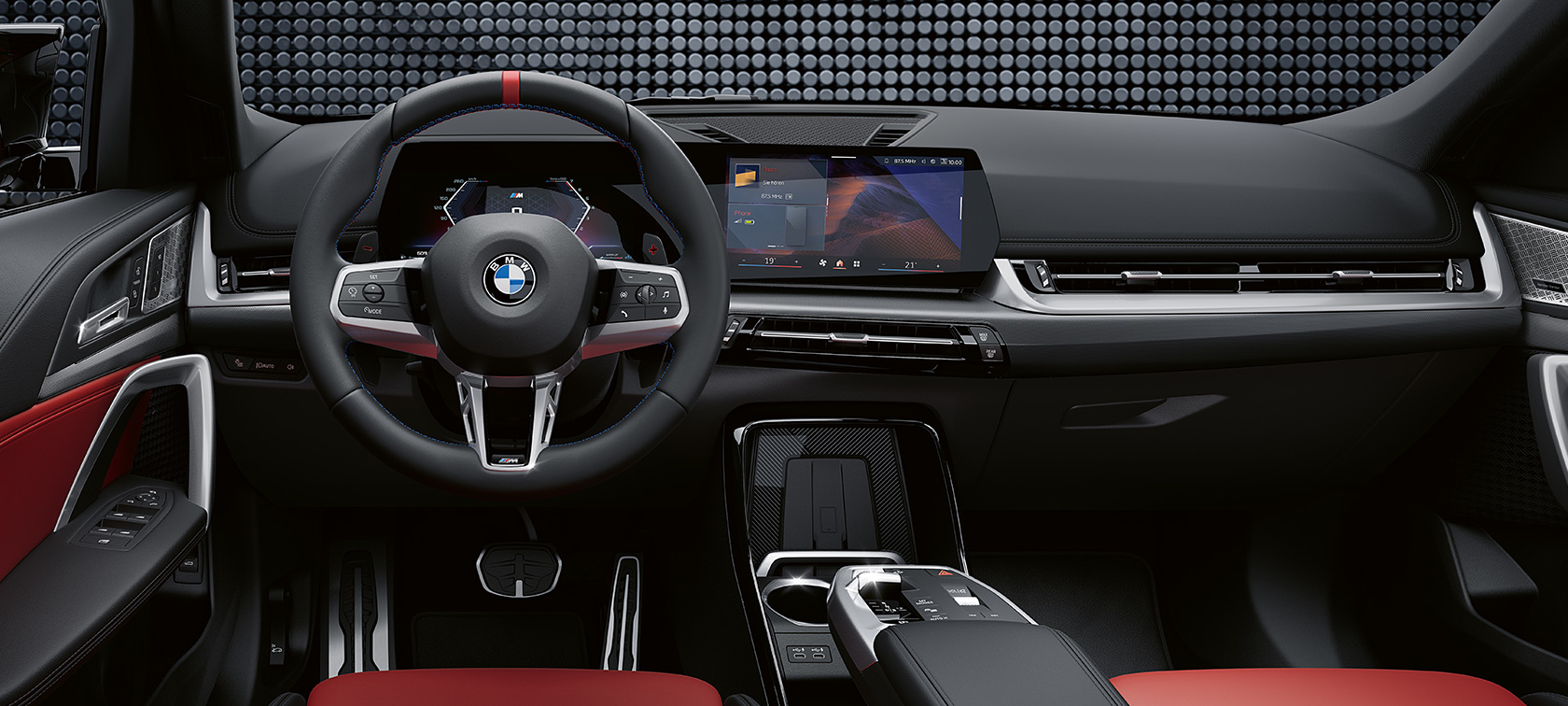 BMW X1 M35i xDrive Detail interior steering wheel and display