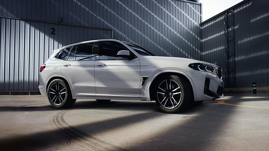 BMW X3 M F97 LCI Facelift 2021 Alpine White side view standing