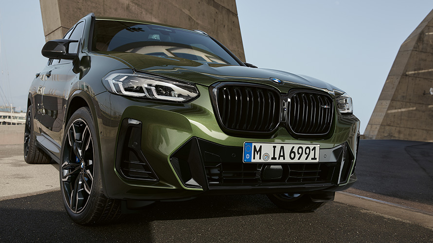 BMW X3 M40i G01 LCI Facelift 2021 Malachite Green metallic front view standing