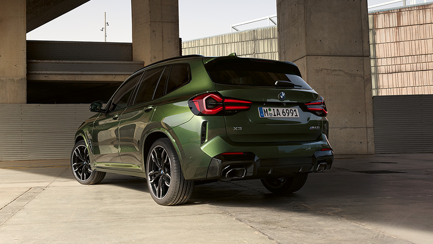 BMW X3 M40i G01 LCI Facelift 2021 Malachite Green metallic three-quarter rear view standing