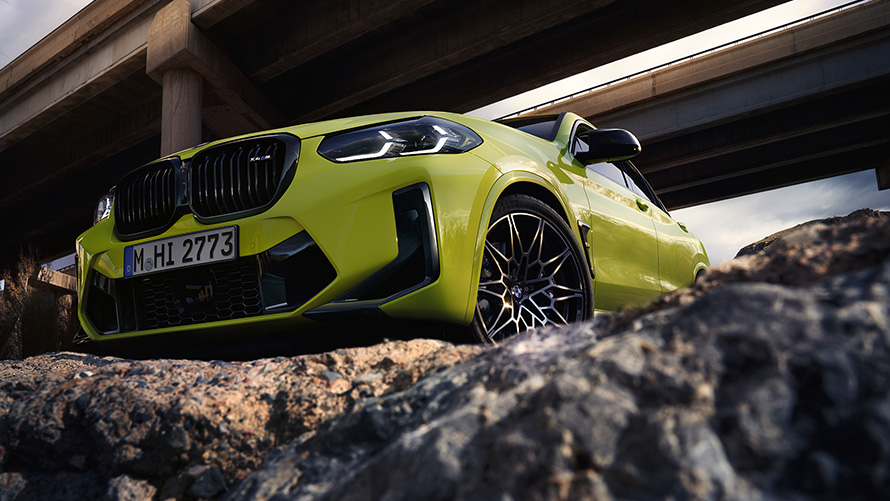 BMW X4 M Competition F98 LCI Facelift 2021 Sao Paulo Yellow three-quarter front view with bottom view under bridges