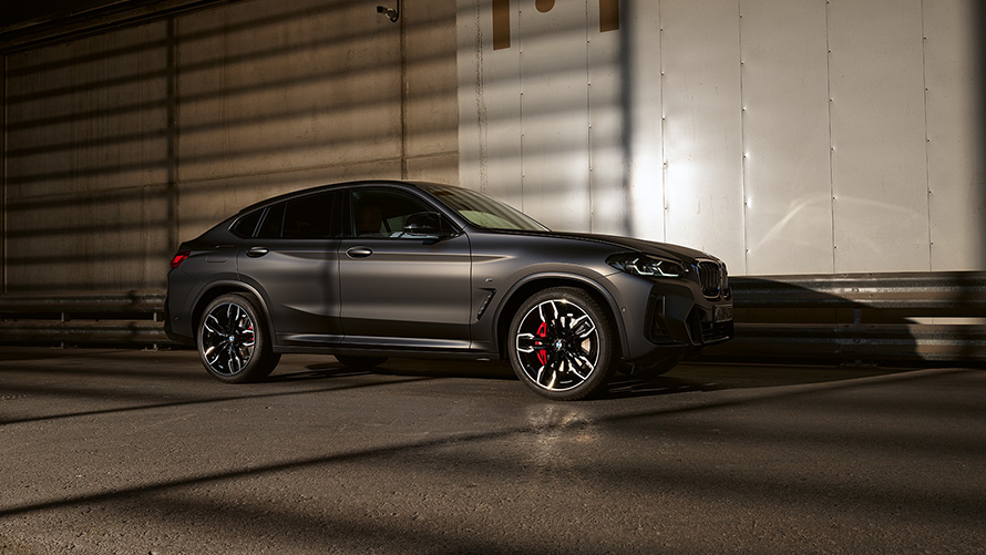 BMW X4 M40i G02 LCI 2021 Facelift side view in front of glossy wall