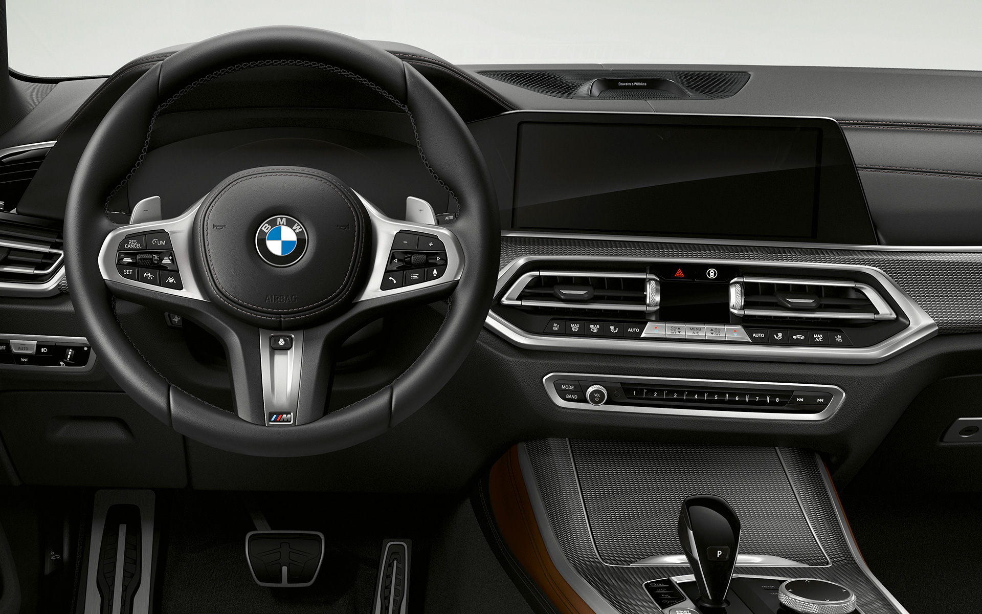 M leather steering wheel BMW X5 M50i and M50d G05 2018 SUV cockpit
