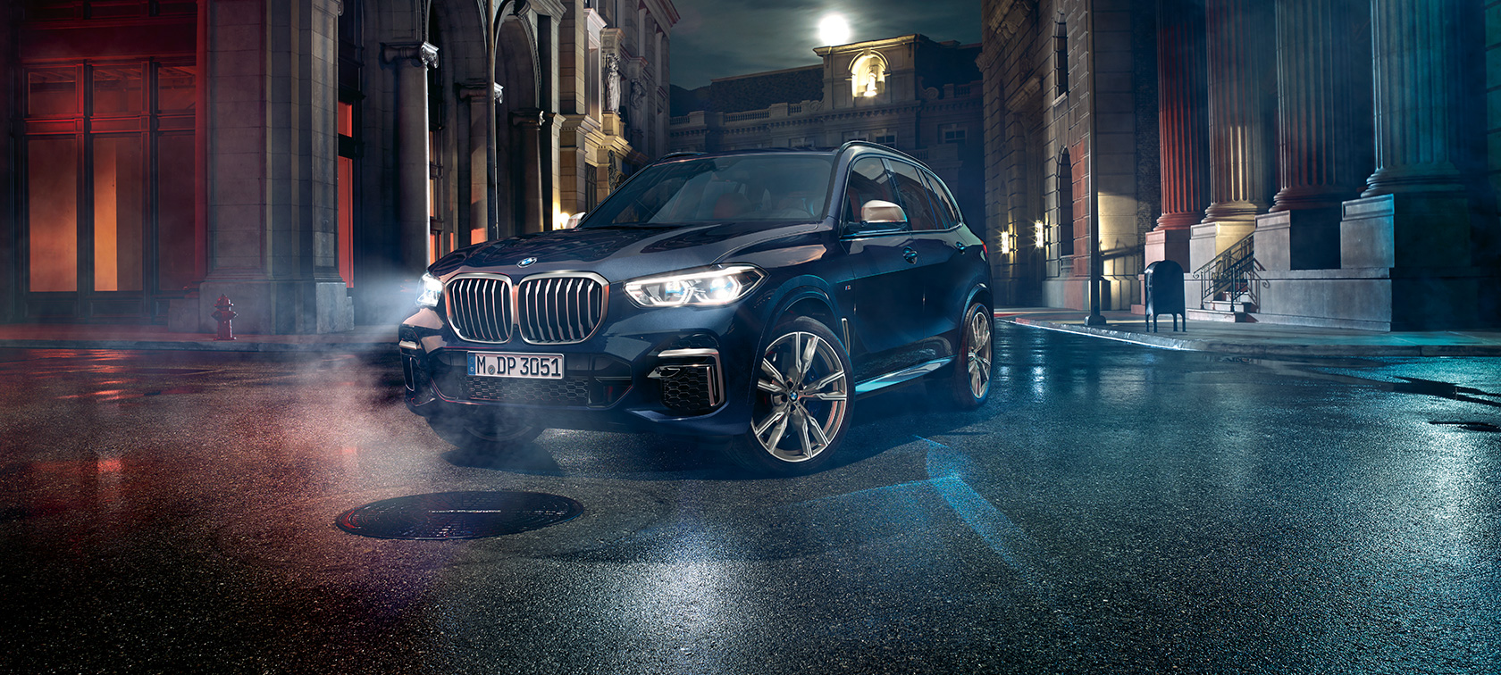 BMW X5 M50i and M50d three-quarter front view G05 BMW X5 M50i and M50d G05 2018 SUV Carbon black metallic three-quarter front view