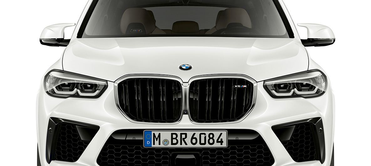 Front BMW X5 M F95 M double kidney grille BMW X5 M Mineral white F95 2020 SUV front view