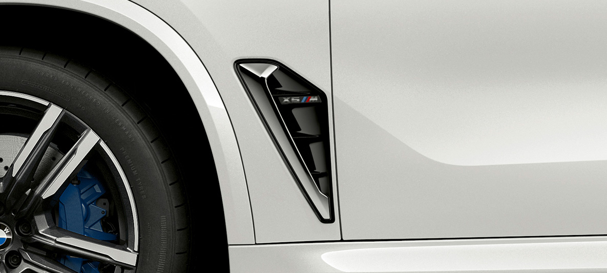M gills BMW X5 M F95 M gill BMW X5 M Mineral white F95 2020 close-up