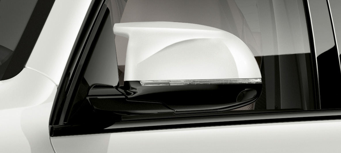 Mirror caps BMW X5 M F95 Mirror caps BMW X5 M Mineral white F95 2020 SUV close-up