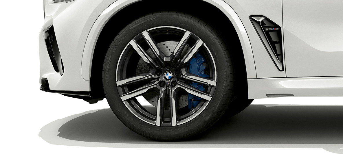 21-inch M light alloy wheels Bicolor Orbitgrey BMW X5 M F95 21-inch M light alloy wheels Bicolor Orbitgrey BMW X5 M Mineral white F95 2020 SUV close-up