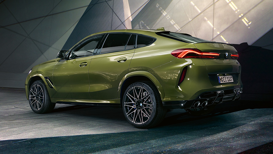 BMW X6 M Competition with M Sport exhaust system F96 2020 SUV BMW Individual Special Paint Urban Green SUV three-quarter rear view