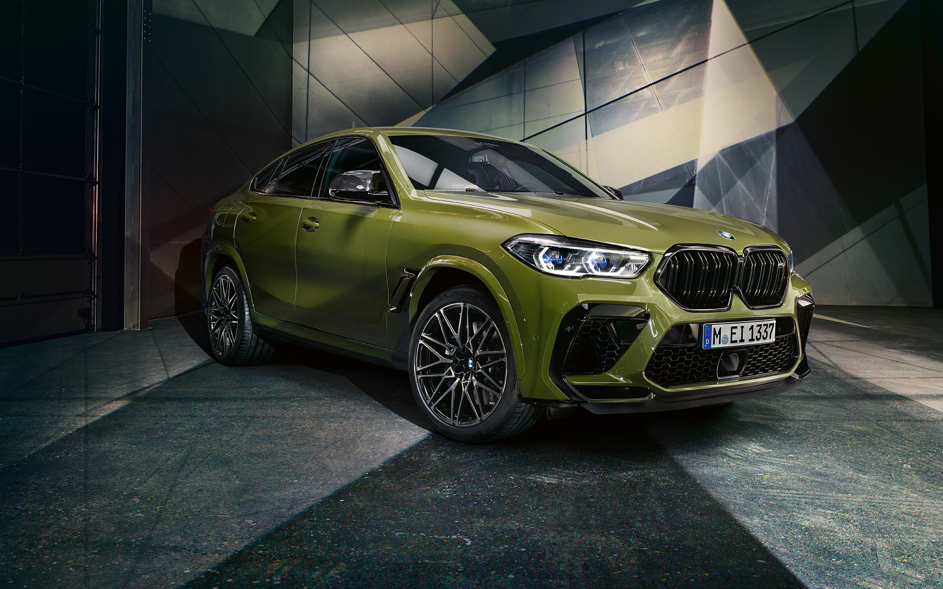 M double kidney grille BMW X6 M Competition F96 2020 SUV BMW Individual Special Paint Urban Green SUV three-quarter front view