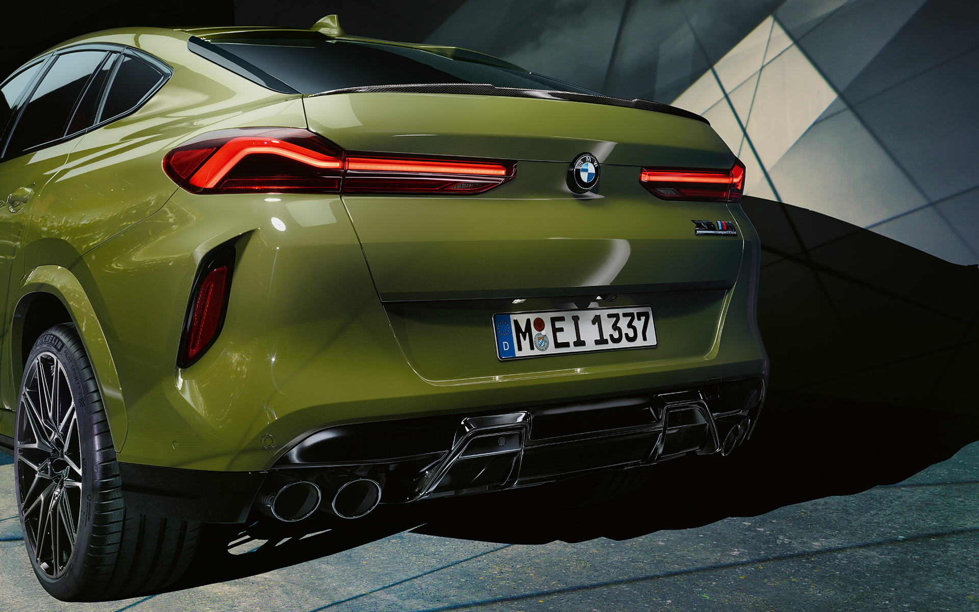 BMW X6 M Competition with M Sport exhaust system F96 2020 SUV BMW Individual Special Paint Urban Green three-quarter close-up rear
