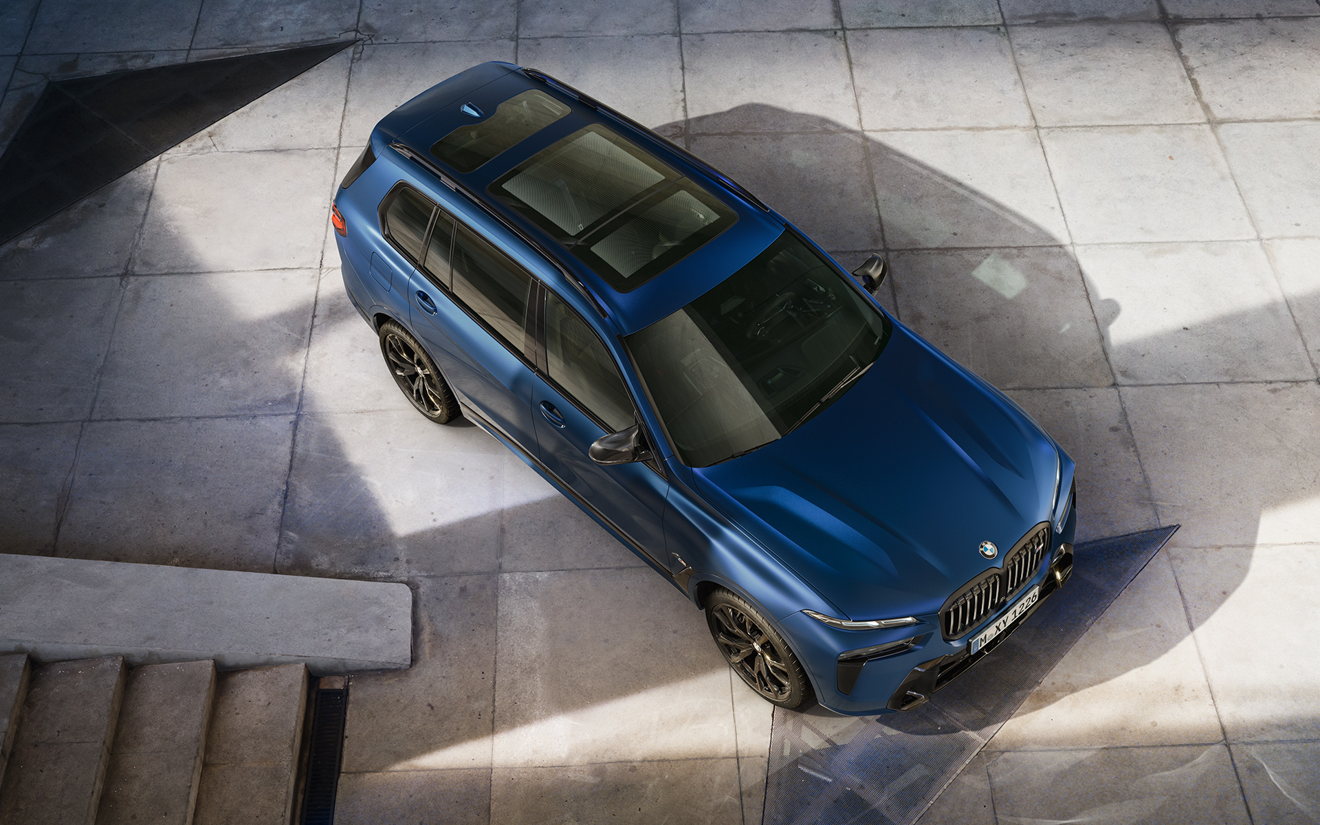BMW X7 M60i xDrive G07 LCI Frozen Marina Bay Blue standing bird’s-eye view