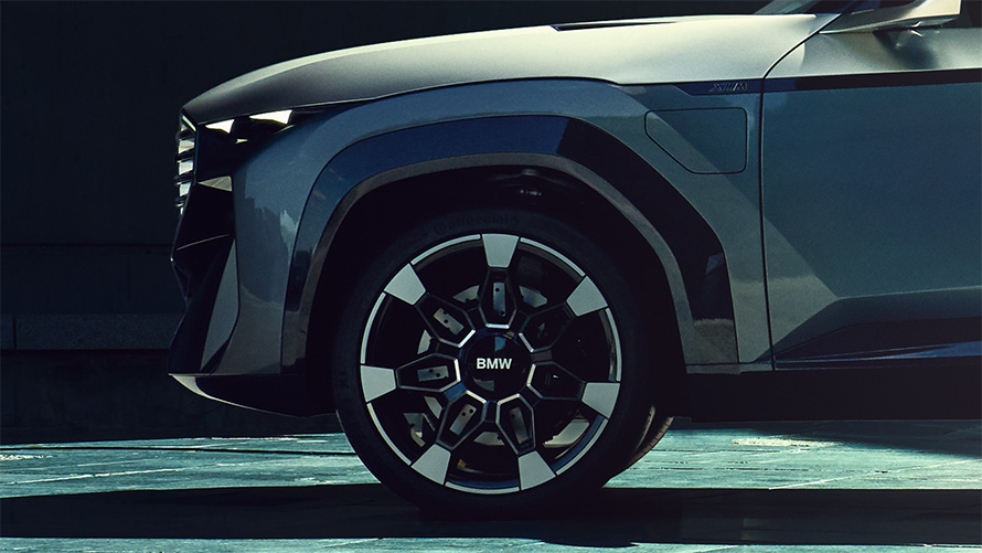 BMW Concept XM (G09) side view standing close-up wheels