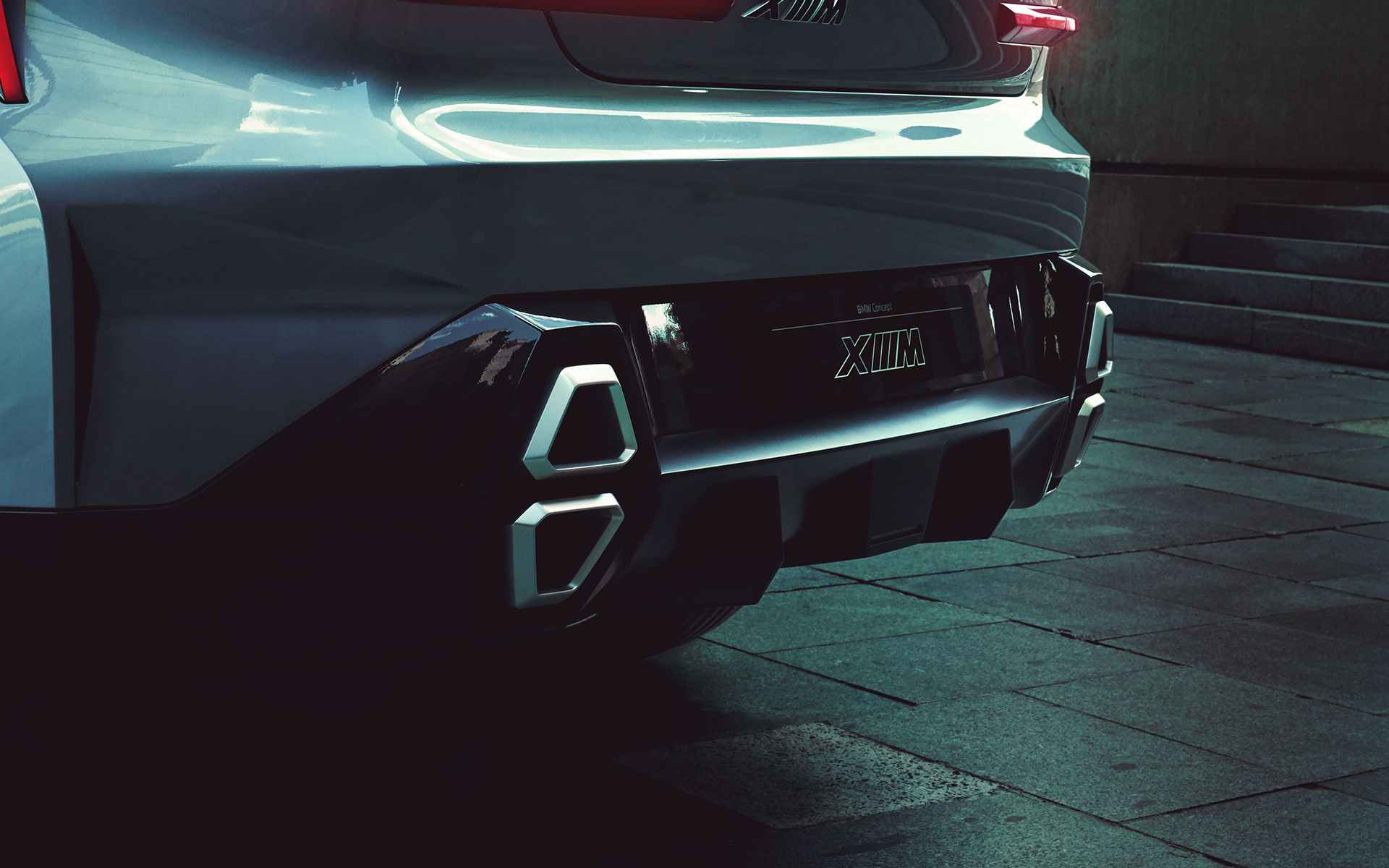 BMW Concept XM (G09) Three-quarter rear view standing close-up tailpipes BMW Concept XM (G09) Three-quarter rear view standing close-up tailpipes