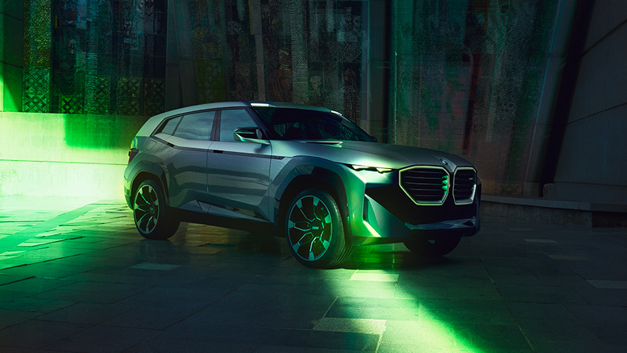 BMW Concept XM (G09) Three-quarter front view standing