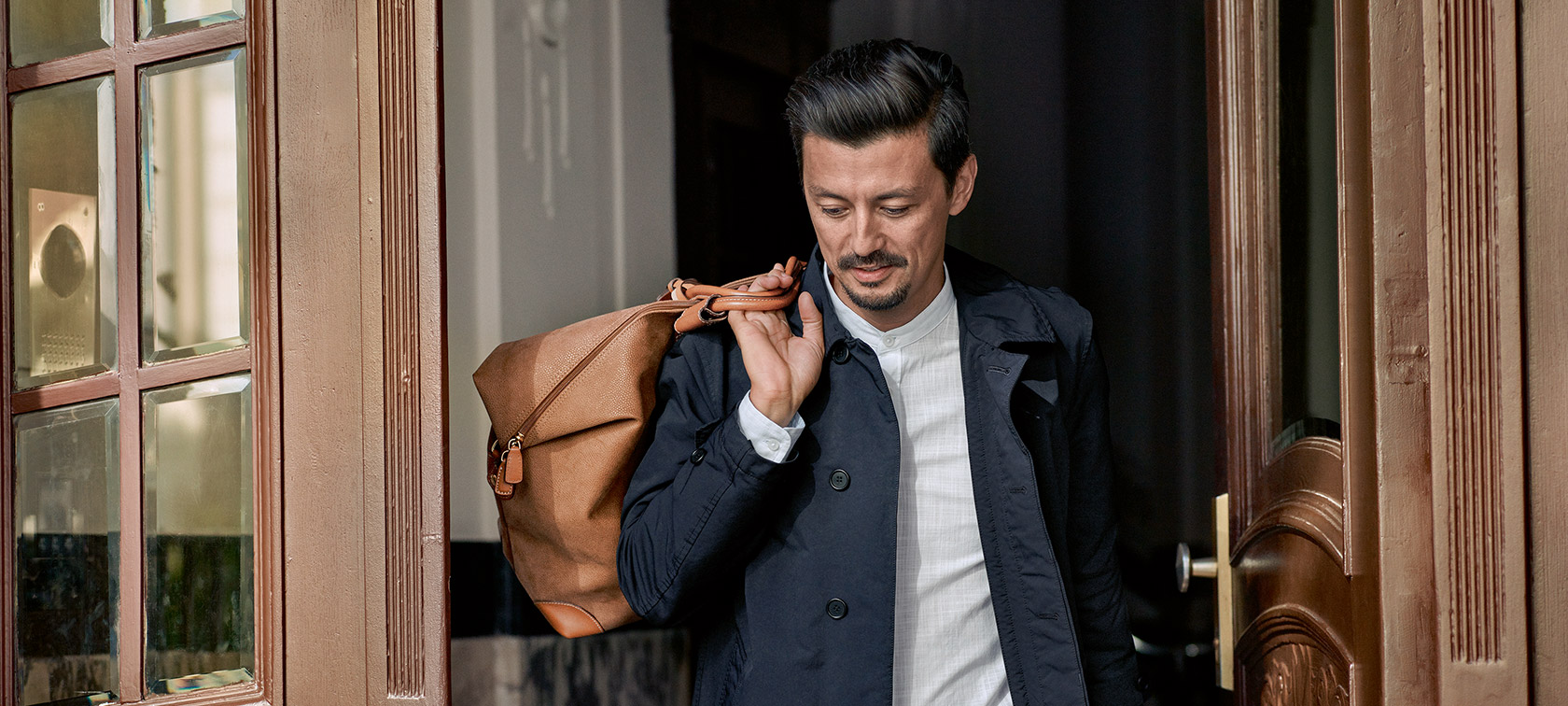 BMW Service: A man with a bag on his shoulder steps in front of the door