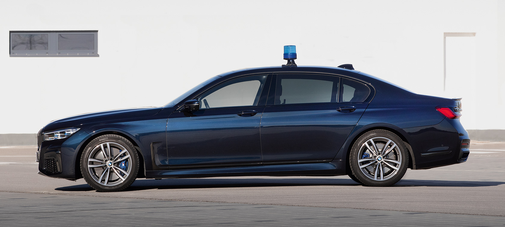 BMW 7 SERIES G12LCI unmarketd authority vehicle BMW 7 SERIES G12LCI unmarketd authority vehicle side view parking rotating beacon mounted