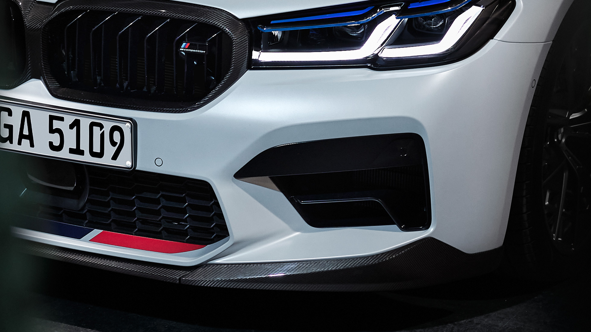 M Performance front splitter carbon fibre close-up BMW M Performance Parts M Performance front splitter carbon fibre close-up